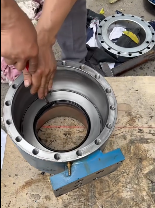 8. Có nhận sửa chữa máy ép tuy ô không?